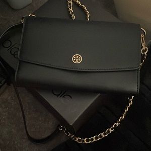 Tory Burch Parker chain wallet used twice. Great condition! All black gold chain